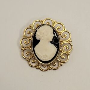 ▪︎New! Joyce Lane Cameo Brooch